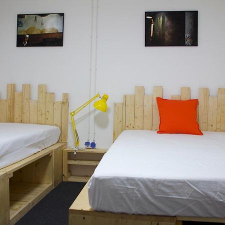 Banat 4 Hostel 布加勒斯特 外观 照片