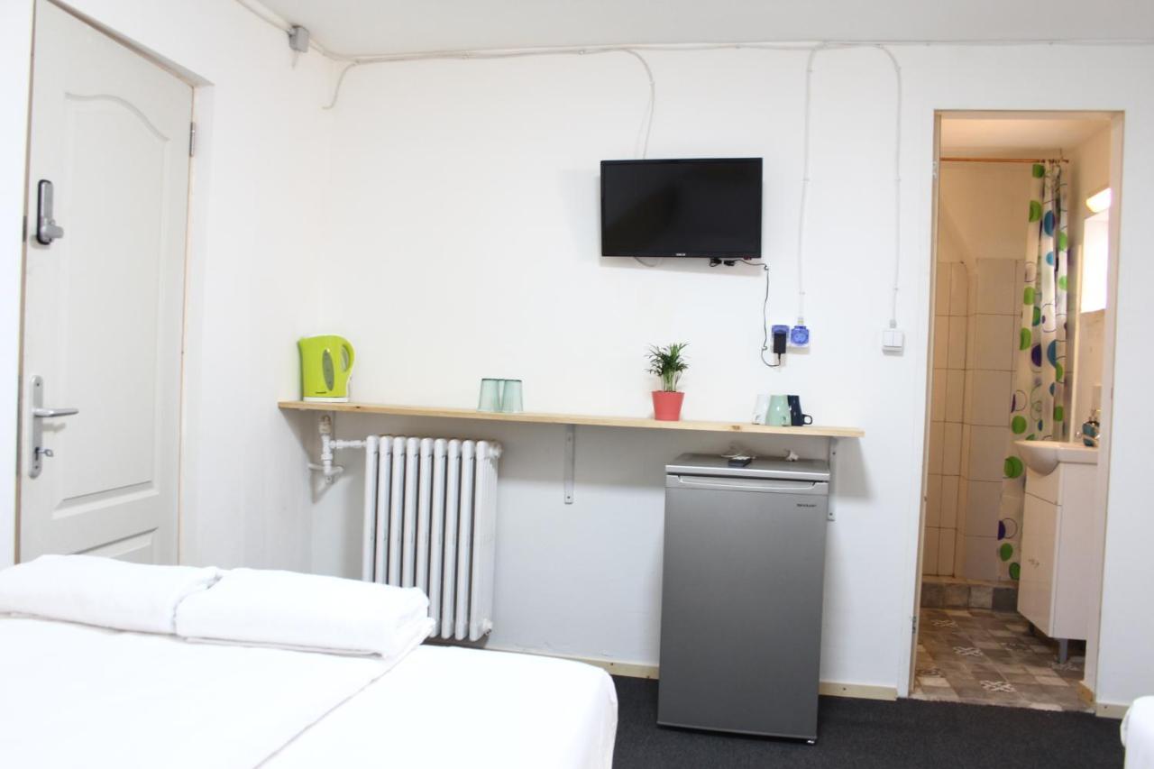 Banat 4 Hostel 布加勒斯特 外观 照片